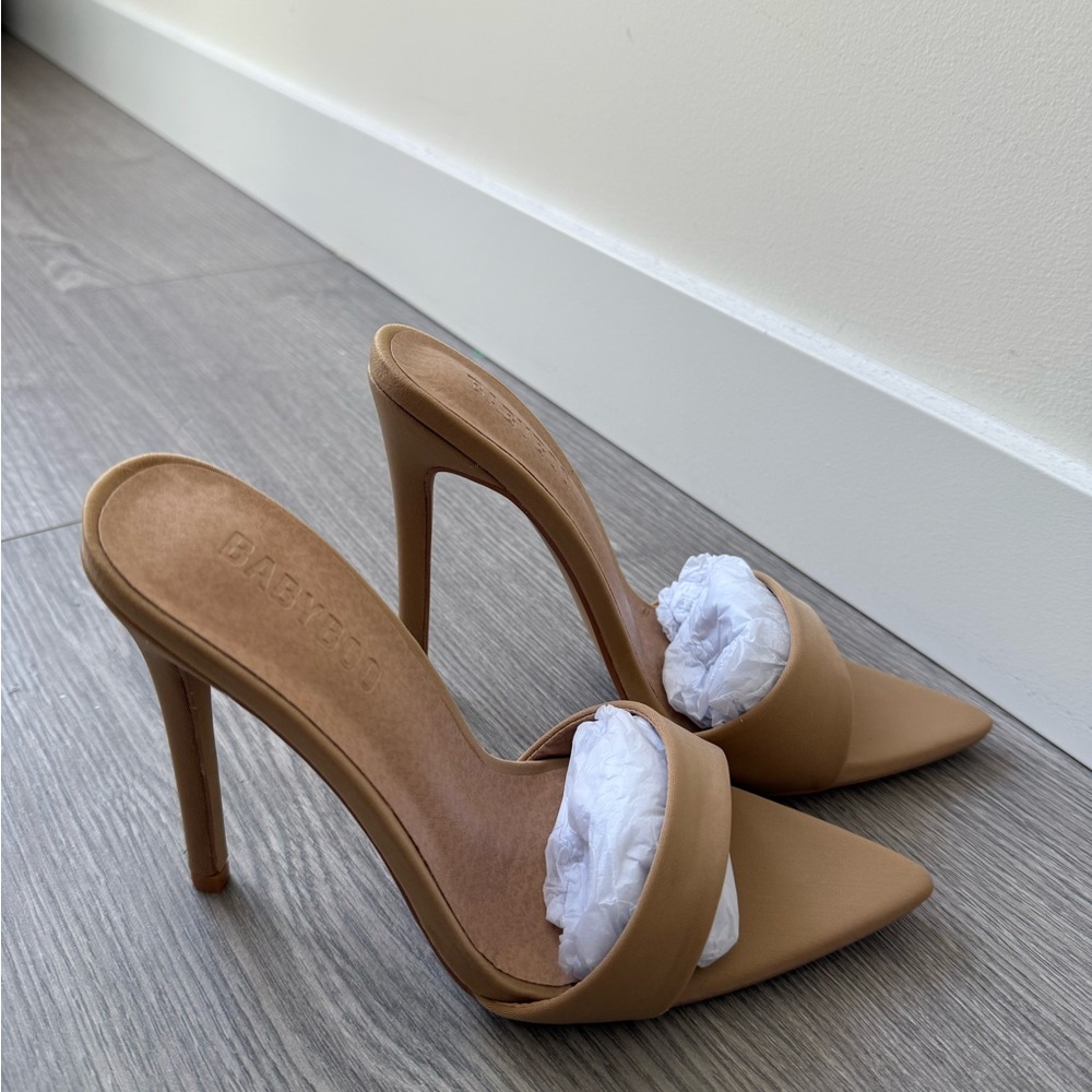 Sleek Tan Leather Heels with Pointed Toe